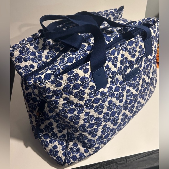 Vera Bradley Navy and White Floral Quilted Bag - Picture 5 of 9